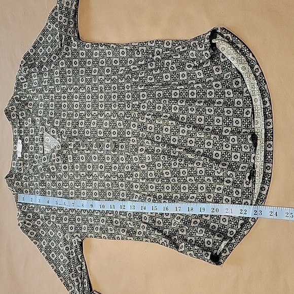 Westport Size XS Green Medallion Patterned Popover Blouse, Roll Tab Sleeve, EUC - Picture 9 of 12